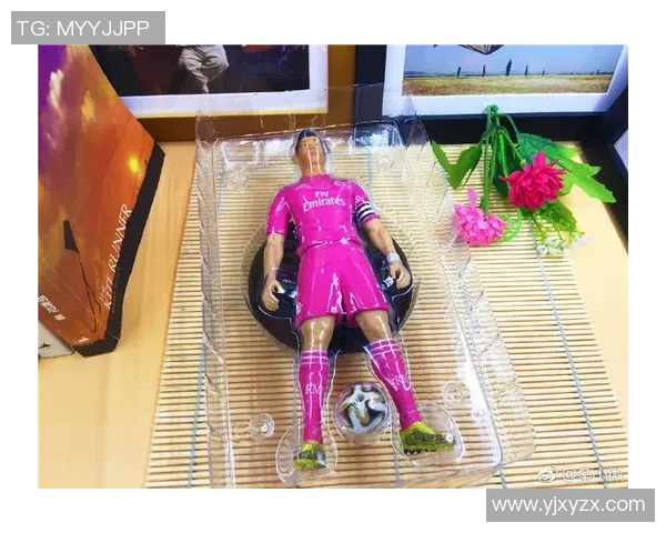 足球明星公仔手办图片欣赏领略球场传奇人物的魅力与风采